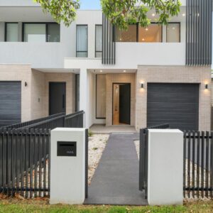 img of house with a fence