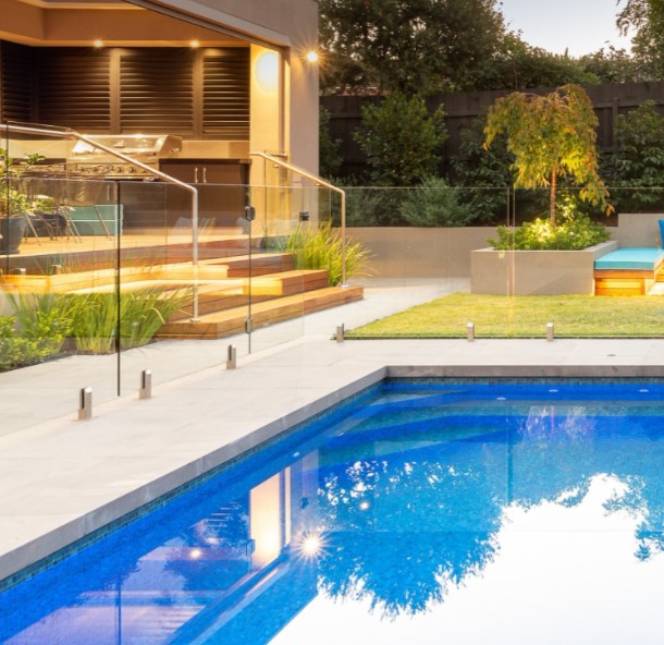 GlassRailSpigotsPool